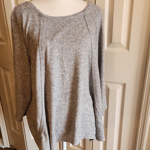 new directions Sweaters - New Directions Curvy Gray Knit Top